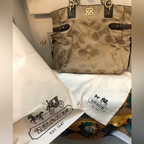 Coach Shoulder Bag Vintage, still beautiful!Gold accents make this Stunning bag! - Picture 16 of 16